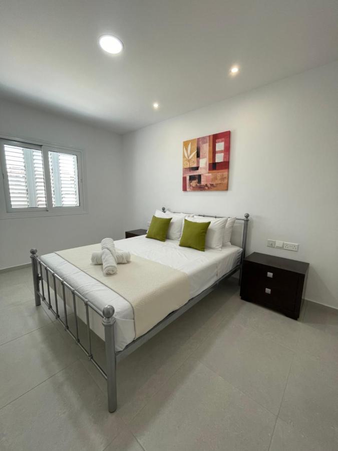 Apartament Lovely 2-bedroom Apartment, Newly Renovated *