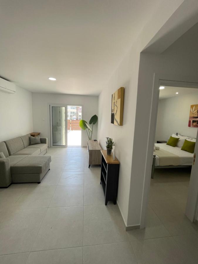 Lovely 2-bedroom Apartment, Newly Renovated *